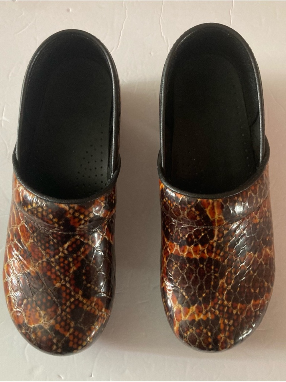 Sanita Womans SZ 9 Orange Brown Snakeskin-Effect Clogs